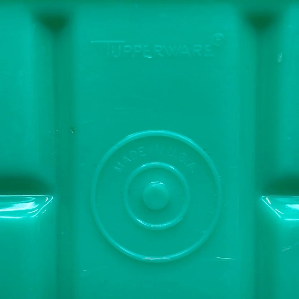 Tupperware Celery‎ Keeper Vintage Jadeite Green with lid that seals - no insert